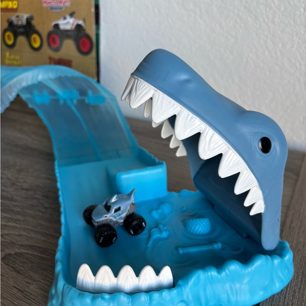 Monster Jam Mini Megalodon Race & Chomp Track - Picture 8 of 9